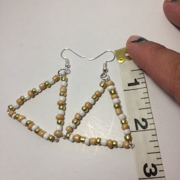 Seed bead triangle earrings - Picture 2 of 2